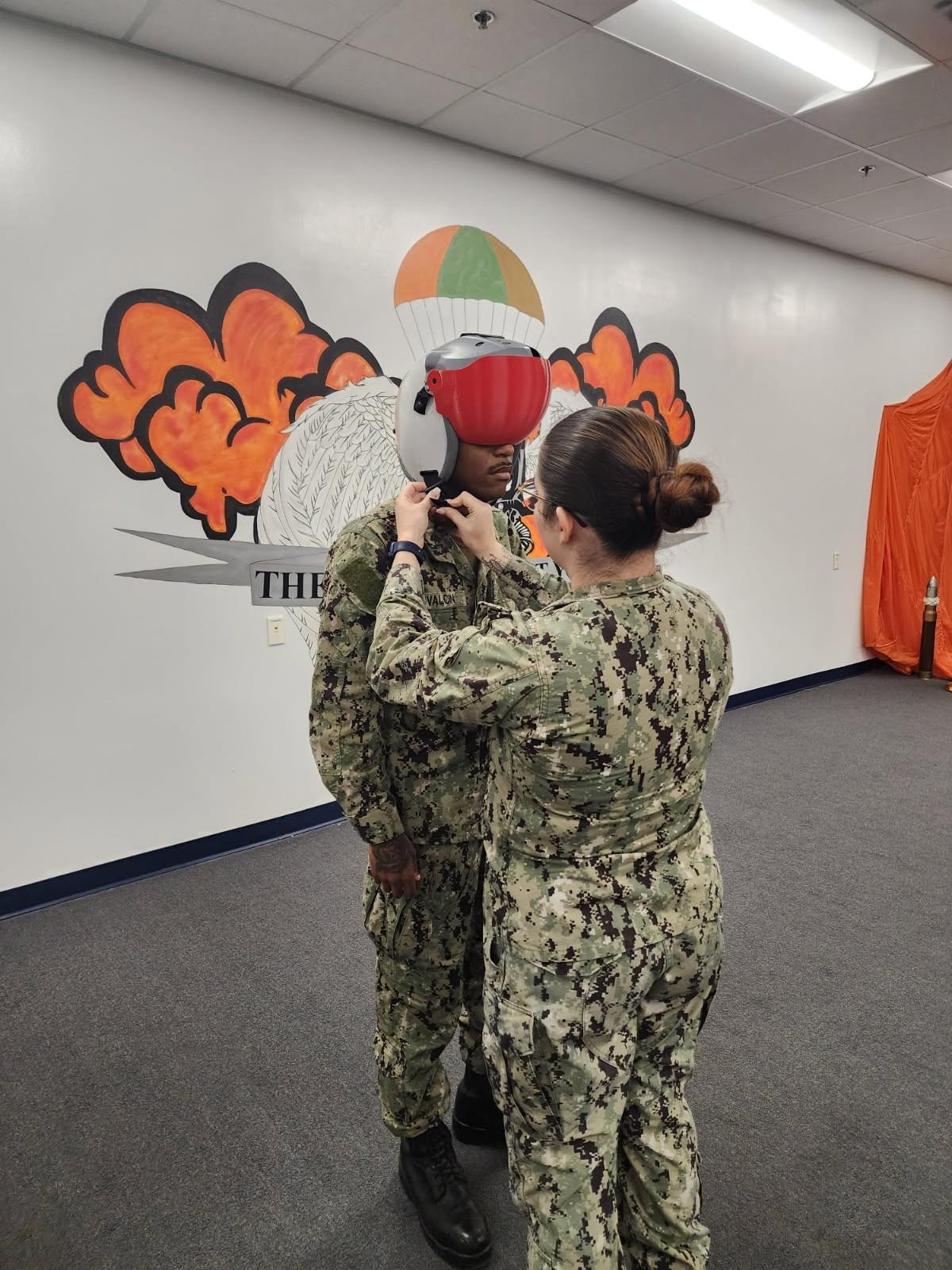 美国海军司令部推出3D打印头盔瞄准镜面罩，训练更快更省钱