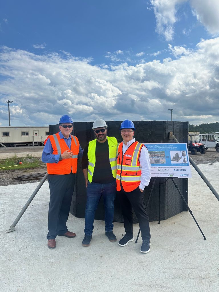 从左至右,美国橡树岭国家实验室(ORNL)的罗伯特·瓦格纳(Robert Wagner)、艾哈迈德·阿拉比·哈森(Ahmed Arabi Hassen)和瑞安·德霍夫(Ryan Dehoff)参观了赫尔墨斯(Hermes)现场,查看浇筑到模板中的混凝土 从左至右,美国橡树岭国家实验室(ORNL)的罗伯特·瓦格纳(Robert Wagner)、艾哈迈德·阿拉比·哈森(Ahmed Arabi Hassen)和瑞安·德霍夫(Ryan Dehoff)参观了赫尔墨斯(Hermes)现场,查看浇筑到模板中的混凝土