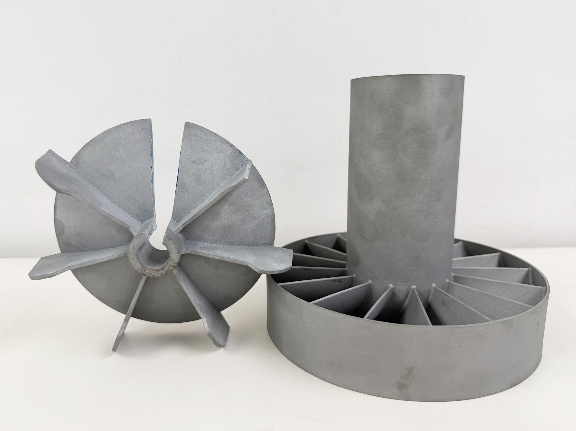 这张照片展示了使用金属3D打印技术生产的发电设备部件