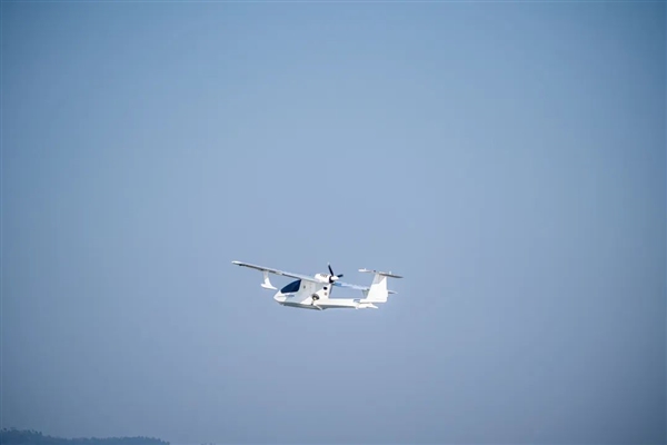 航程2800公里！“混江龙”水陆两栖无人机小河流水面起降成功