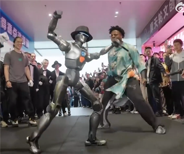 硬核整活！甲亢哥在深圳和人形机器人跳《功夫》斧头舞