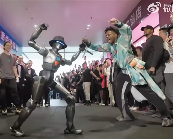 硬核整活！甲亢哥在深圳和人形机器人跳《功夫》斧头舞