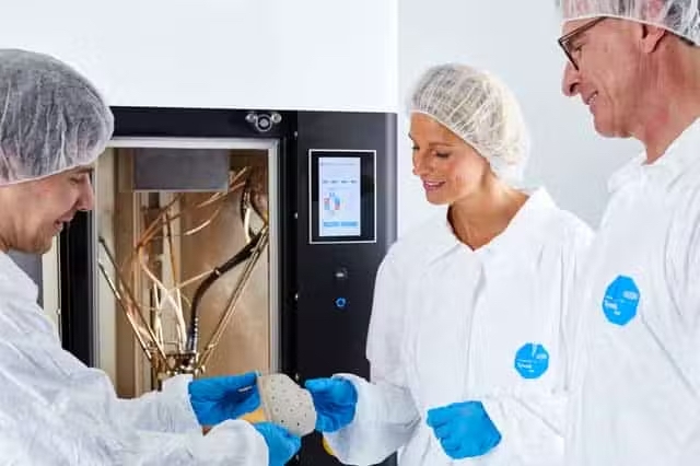 巴塞尔大学医院实现首例PEEK颌面植入现场3D打印