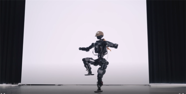 傅利叶发布首款开源人形机器人：身高1.3米 最快能跑3.5米/秒