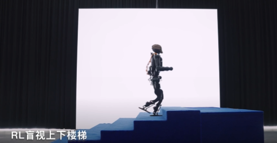 傅利叶发布首款开源人形机器人：身高1.3米 最快能跑3.5米/秒