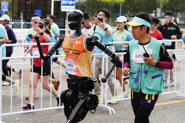 为了让机器人跑起来 人类用了60年