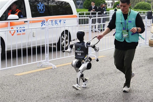 为了让机器人跑起来 人类用了60年