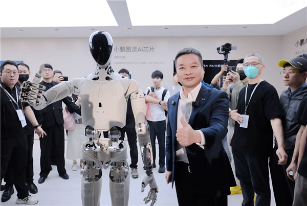 身高178cm小鹏机器人IRON亮相：即将奔赴工厂和门店“打工”