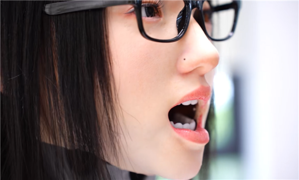 松延动力新一代女机器人面部表情逼真 近观太震撼