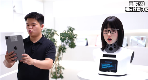 松延动力新一代女机器人面部表情逼真 近观太震撼