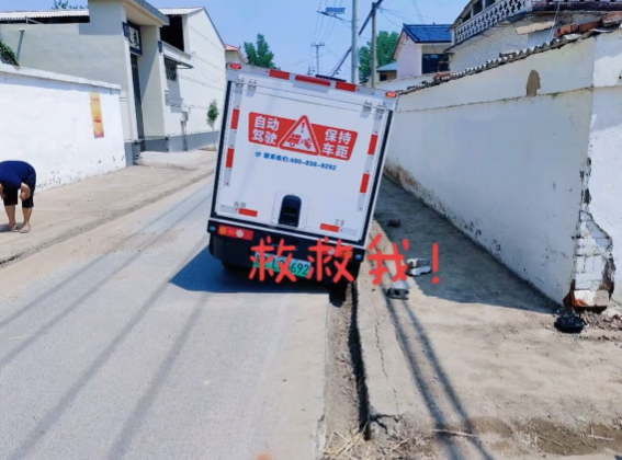 无人驾驶车掉入水沟向路人求救 大妈无奈：我也救不了你呀