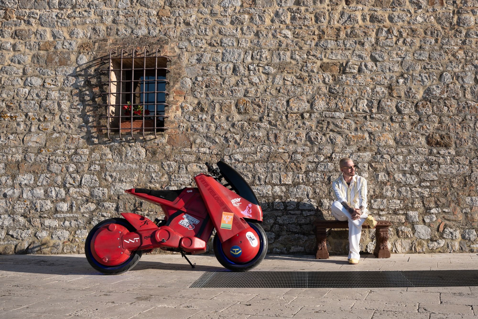 法国DAB Motors携手J Balvin推出3D打印电动摩托：致敬《阿基拉》的未来美学