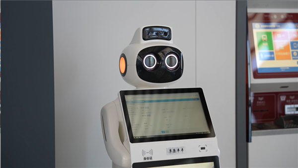 智能机器人亮相高铁站：简直全能