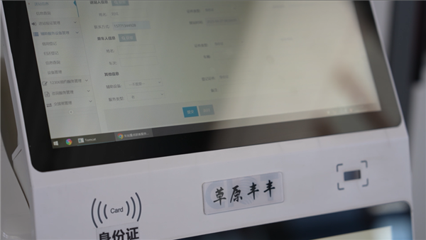 智能机器人亮相高铁站：简直全能