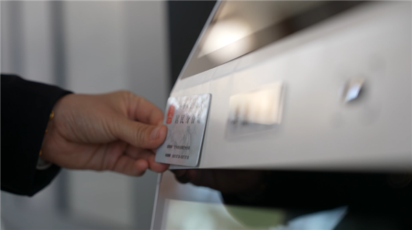 智能机器人亮相高铁站：简直全能