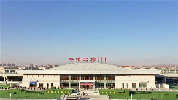 智能机器人亮相高铁站：简直全能