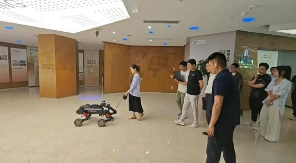 智元研究院智能四足机器人“导盲犬”首秀：成功将盲人带到8楼