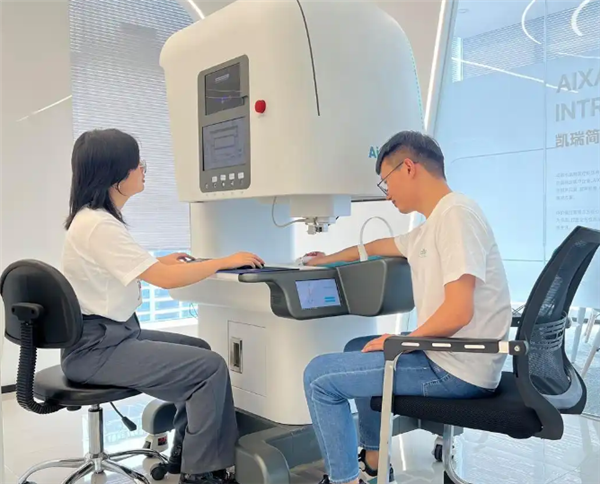 成都造采血机器人破婴幼儿采血痛点：探针最小容差仅0.05mm