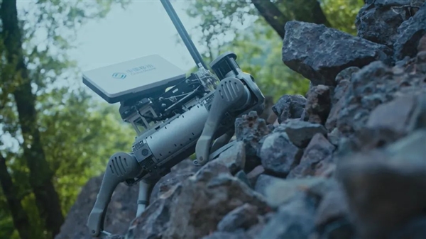 中国移动全球首发智能卫星通信机器狗：直连卫星操控救援 还能当基站