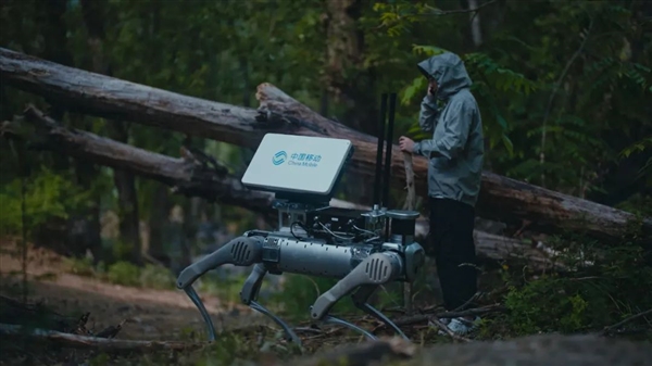 中国移动全球首发智能卫星通信机器狗：直连卫星操控救援 还能当基站