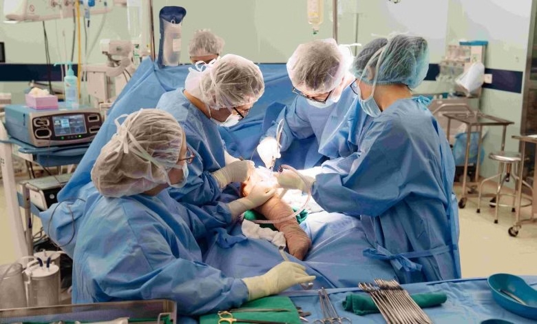 越南Vinmec成功为最年轻骨肉瘤患者实施个性化3D打印全股骨置换术