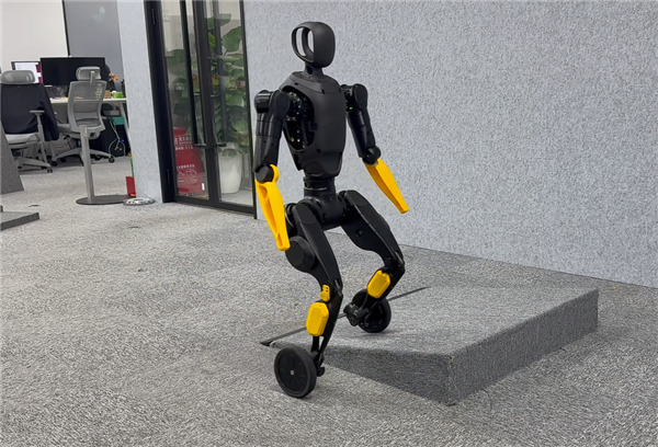 “稚晖君”出新作灵犀X2-N机器人：双轮秒变双足 咋踹都不倒