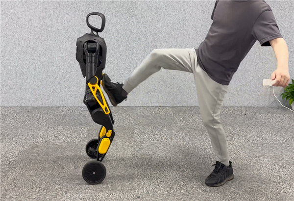 “稚晖君”出新作灵犀X2-N机器人：双轮秒变双足 咋踹都不倒