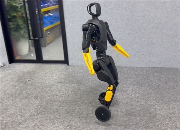 “稚晖君”出新作灵犀X2-N机器人：双轮秒变双足 咋踹都不倒
