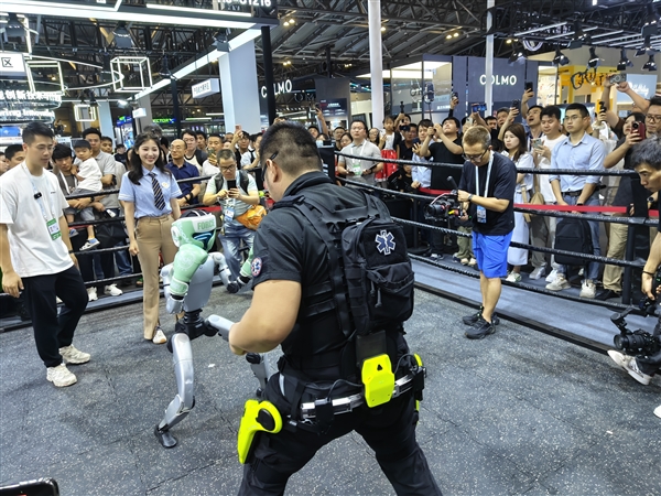 “火药味”对决！宇树机器人和真人激烈“打架”视频意外流出