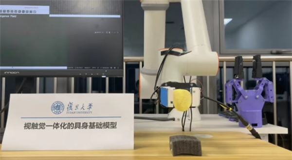 机器人也能有触觉！复旦AI“电子皮肤”首次公开亮相