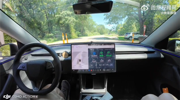 曝特斯拉FSD正学习通过车侧摄像头观察人类：识别到高速交完费后自动驶离