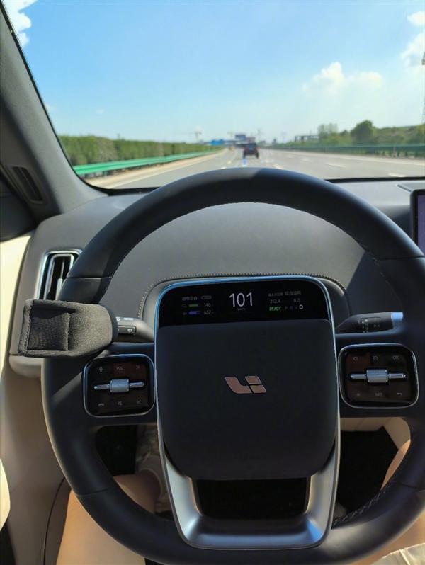 大V宣扬辅助驾驶得玩手机和睡觉 还用欺骗装置！博主韩路驳斥