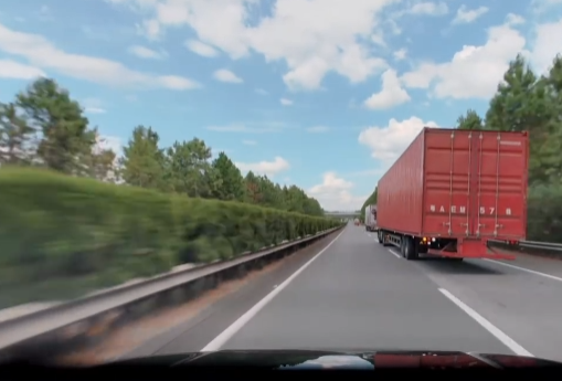 看见大车变道竟不减速直撞上去 女司机：我认为智驾很安全