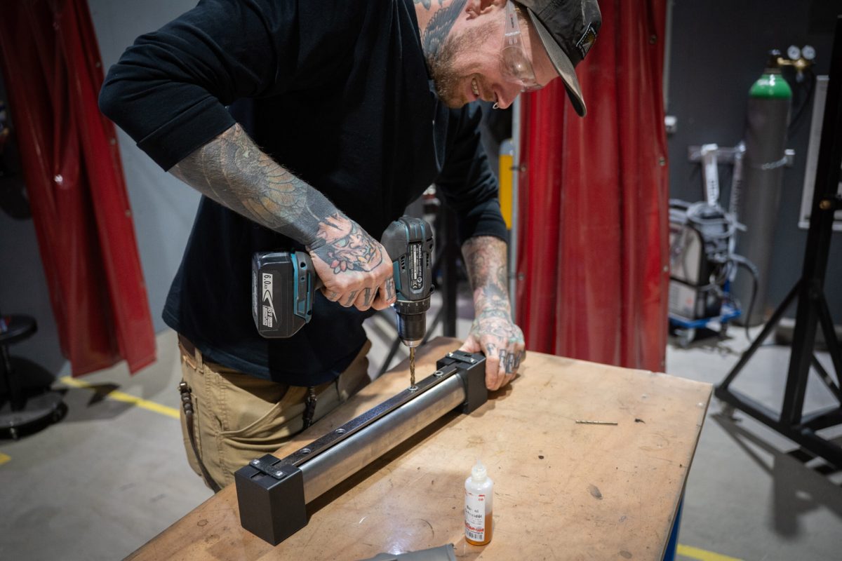 一名技师在车间组装自行车车架部件