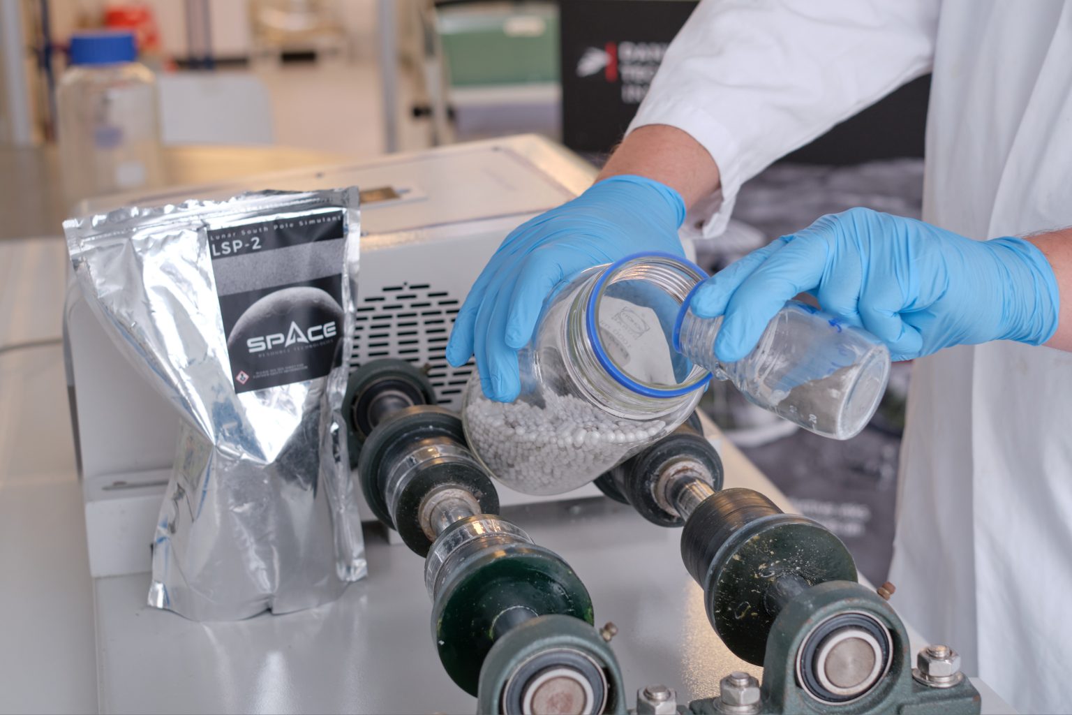 研究人员将月壤转化为3D打印导电材料，实现电子元件的月球本地化生产