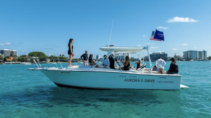 F-Force Marine不再只是电力推进系统的技术方，更将以此为核心，打造一艘30英尺的旗舰级电动双体船