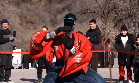 春晚同款机器人穿汉服打太极拜大年 网友：还是太全面了