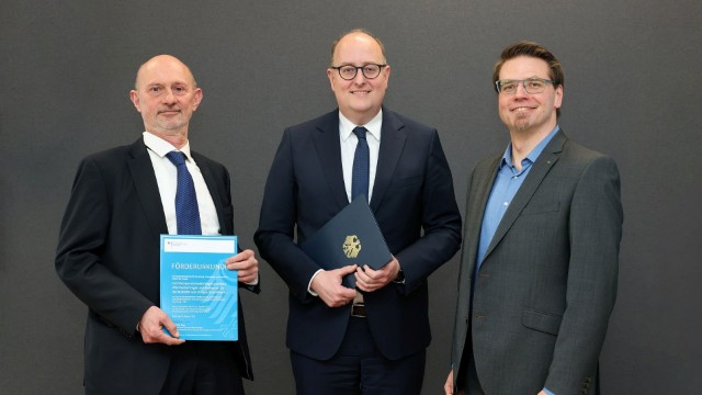 弗劳恩霍夫IMM研究所分散式和移动式氢能技术负责人冈瑟·科尔布博士（左）、德国联邦财政部和联邦技术研究部（BMFTR）议会国务秘书马蒂亚斯·豪尔以及弗劳恩霍夫ILT研究所InnoWaerm项目负责人安德烈亚斯·沃格尔波特在正式的资金批准仪式上合影