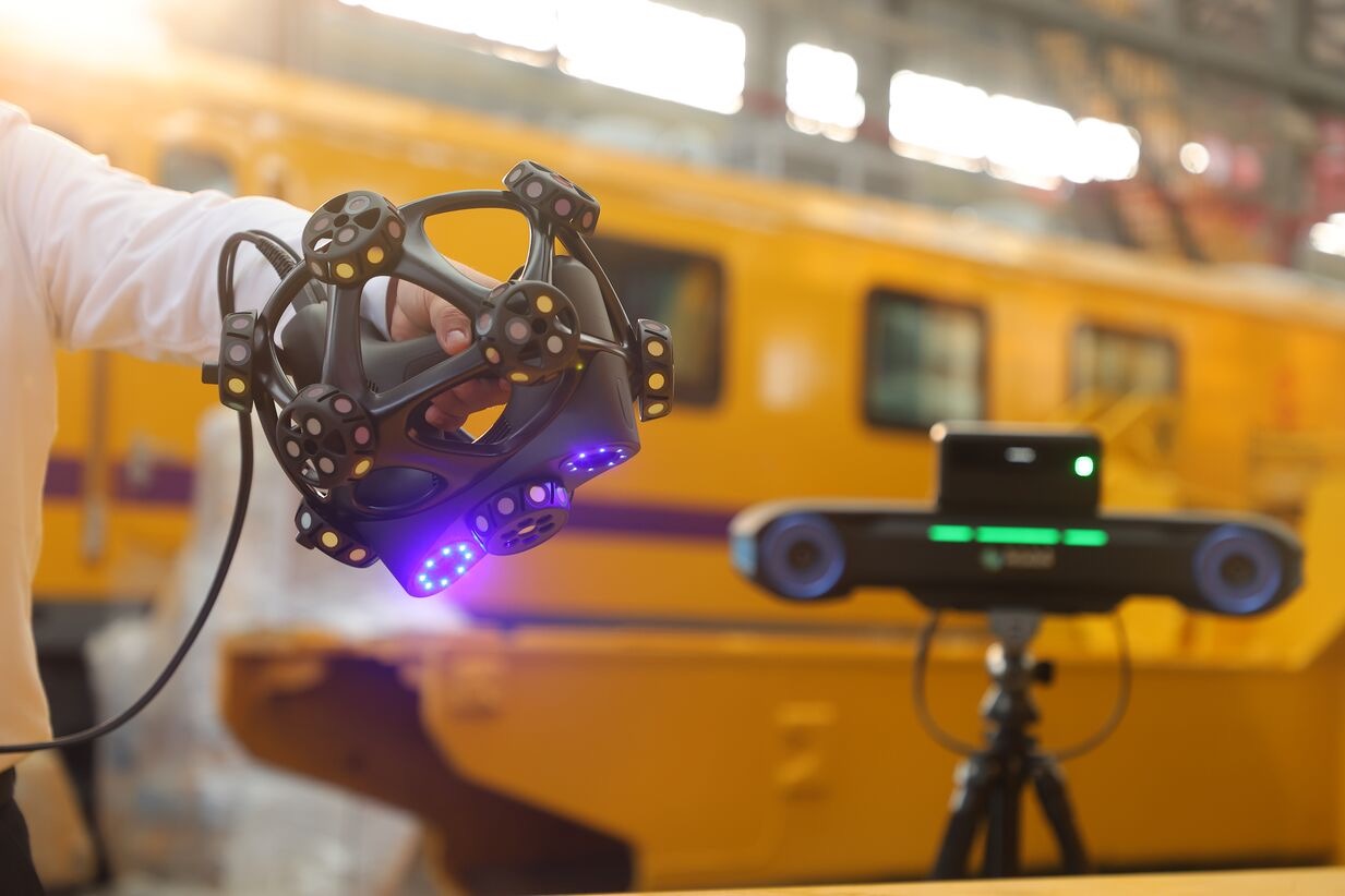 HYPERSCAN手持式扫描仪正在铁路行业检测过程中采集3D数据