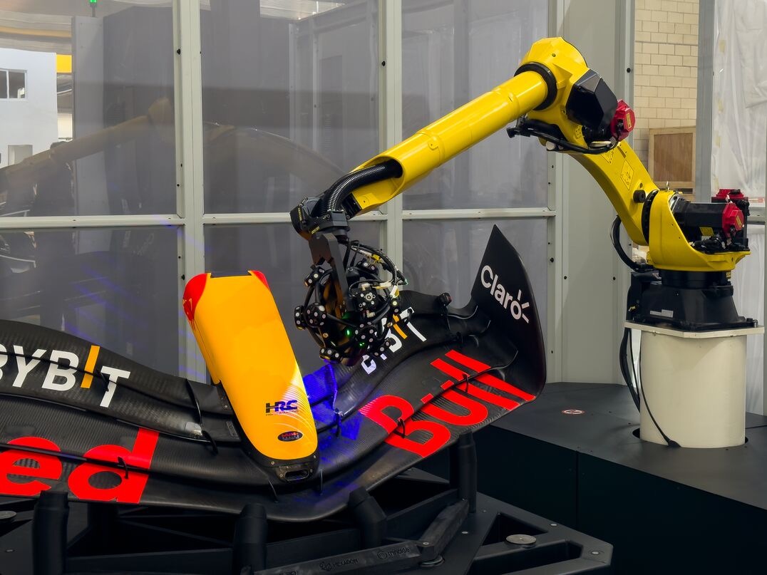 HYPERSCAN安装在工业机器人上，用于自动化检测