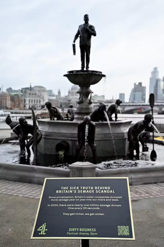 由英国第四频道旗下4Creative制作的“污秽之泉”（The Fountain of Filth）为全新纪实剧《肮脏生意》（Dirty Business）做宣传