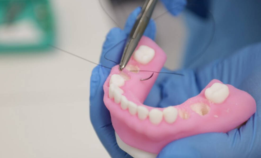 Stratasys 发布牙科3D打印新方案，高保真触感助力临床教学