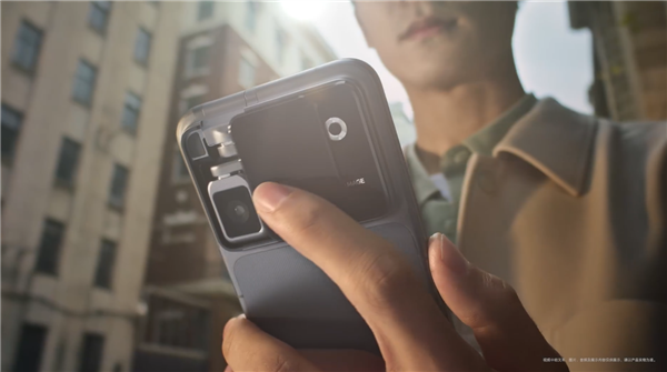 颠覆形态！全球首款机器人手机登场 影石CEO刘靖康点赞荣耀Robot Phone：杰作