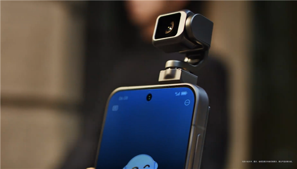 颠覆形态！全球首款机器人手机登场 影石CEO刘靖康点赞荣耀Robot Phone：杰作