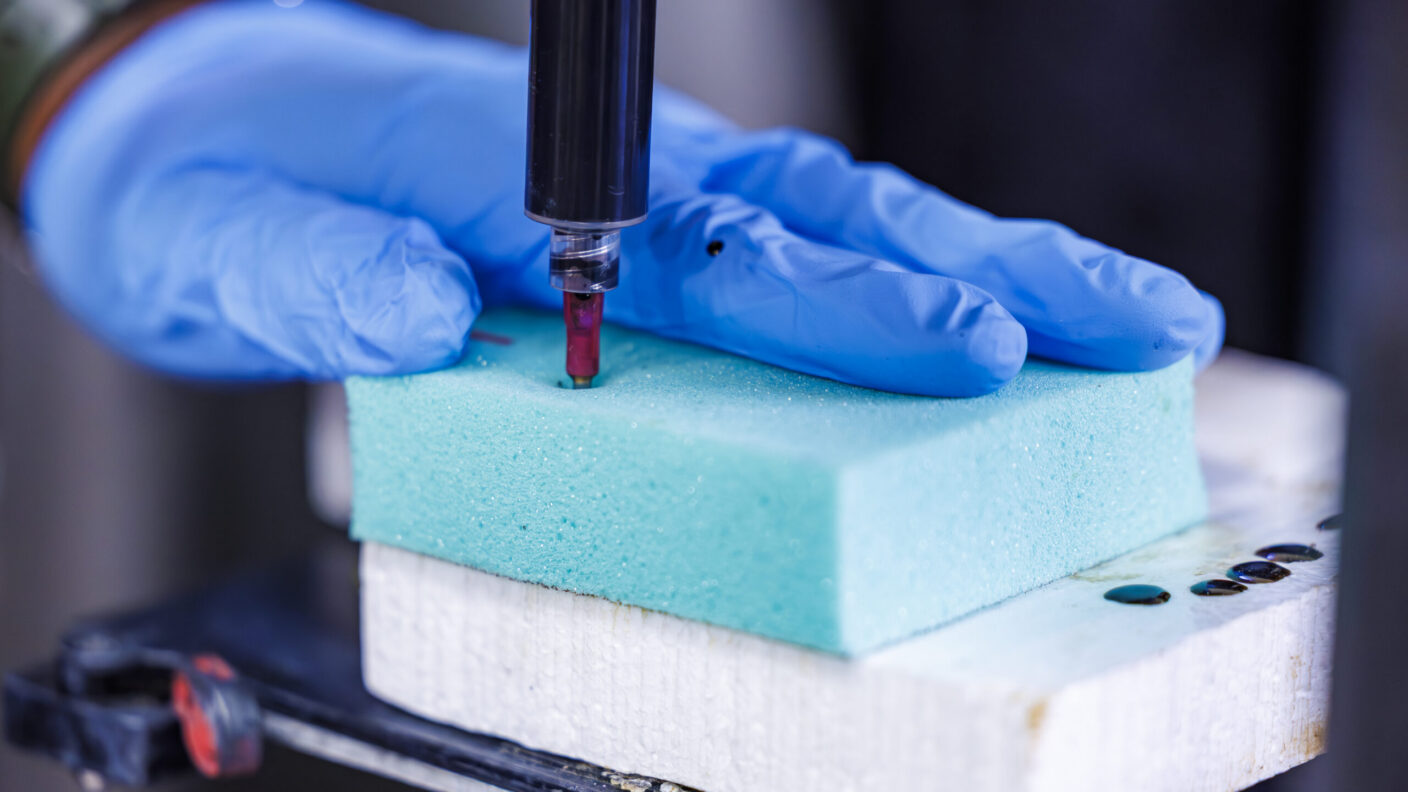 嵌入普通泡沫中的3D打印塑料柱形成了一种混合型“超级泡沫”