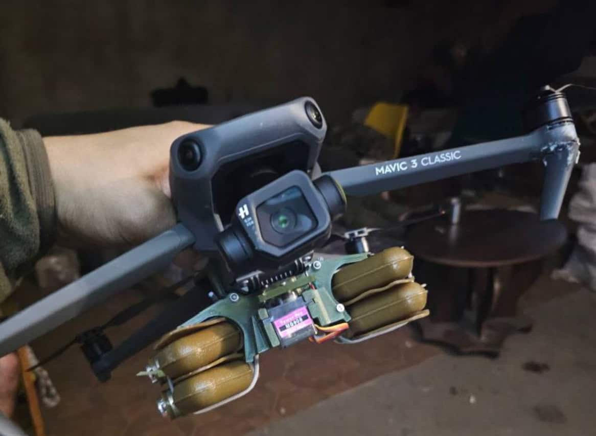 俄军使用的DJI Mavic 3无人机，已加装PFM-1型布雷系统