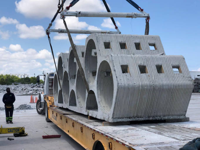 DARPA REEFENSE 3DCP X-REEFS SEAHIVE®，这是一个由University of Miami和1Print合作的DARPA项目，用于混合礁石防波堤和珊瑚生长，正在装载到卡车上