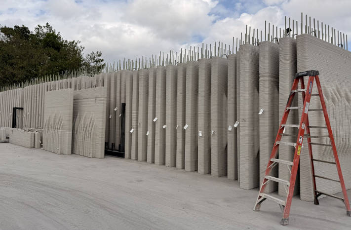 位于Miami River的海堤工厂