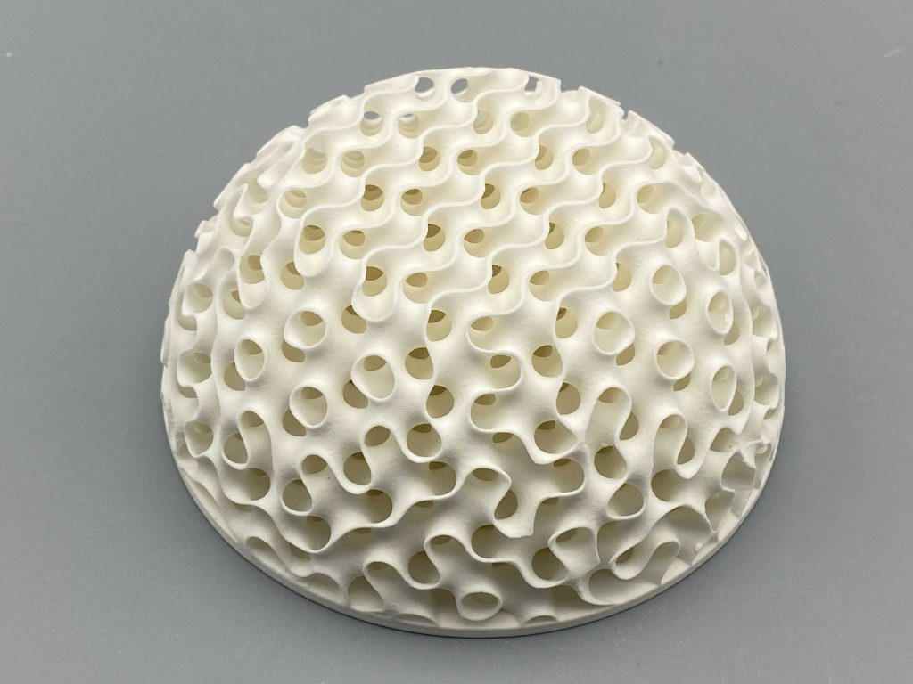 图为使用高纯度氧化铝(99.8%,HP-A 98)树脂、通过FLUX CORE 3D打印机打印而成的3D陶瓷GRIN透镜 图为使用高纯度氧化铝(99.8%,HP-A 98)树脂、通过FLUX CORE 3D打印机打印而成的3D陶瓷GRIN透镜