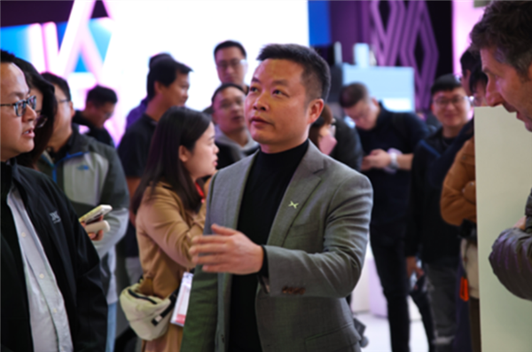 何小鹏回应4个小孩横躺马路：第二代VLA识别后减速 否则不堪设想